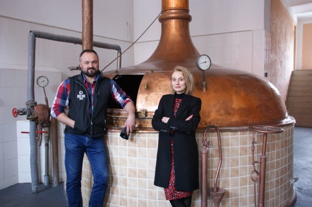 dyrektor i brand manager na tle zabytkowej warzelni